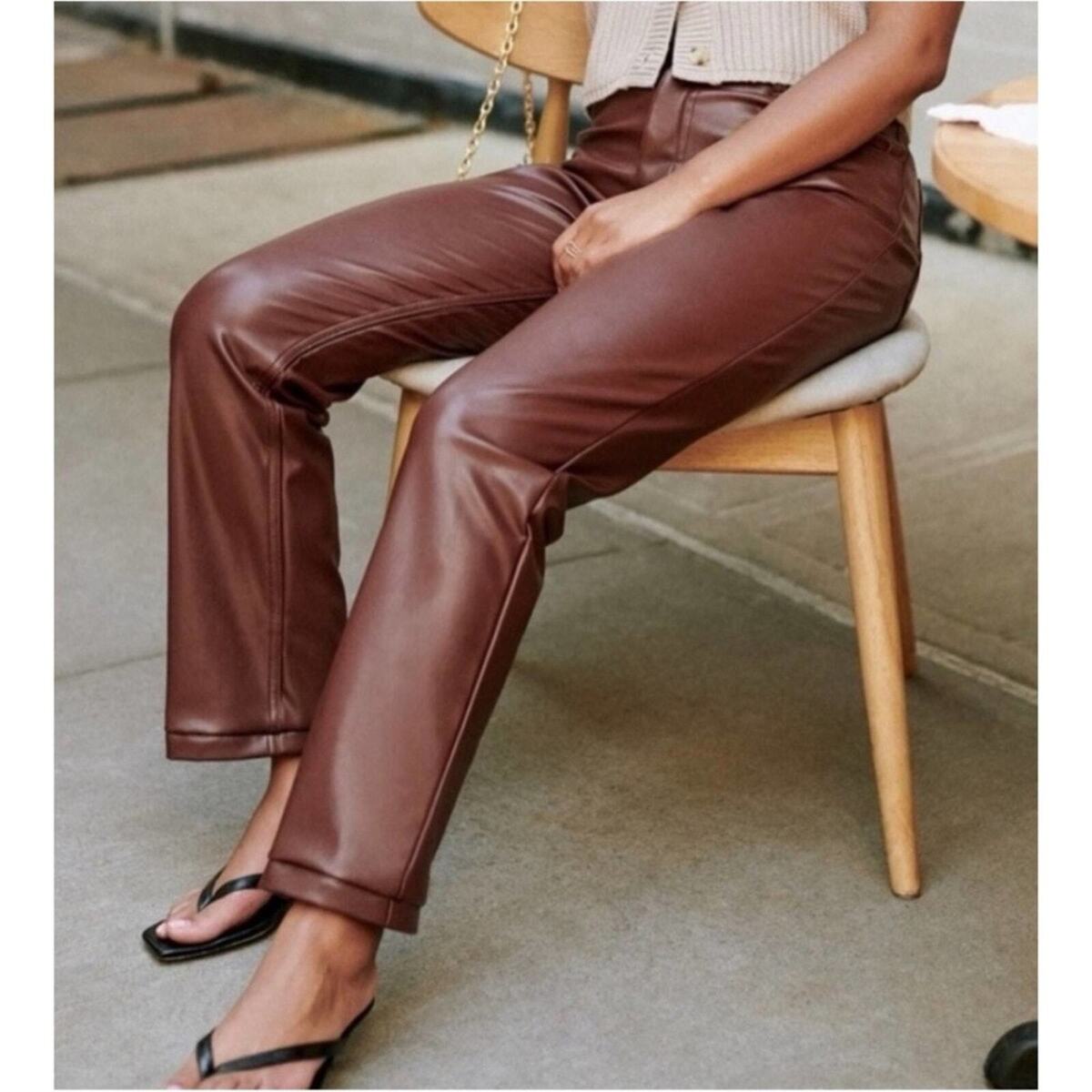 ABERCROMBIE & FITCH 90s STRAIGHT ULTRA HIGH RISE VEGAN LEATHER PANT SIZE 28 / 6