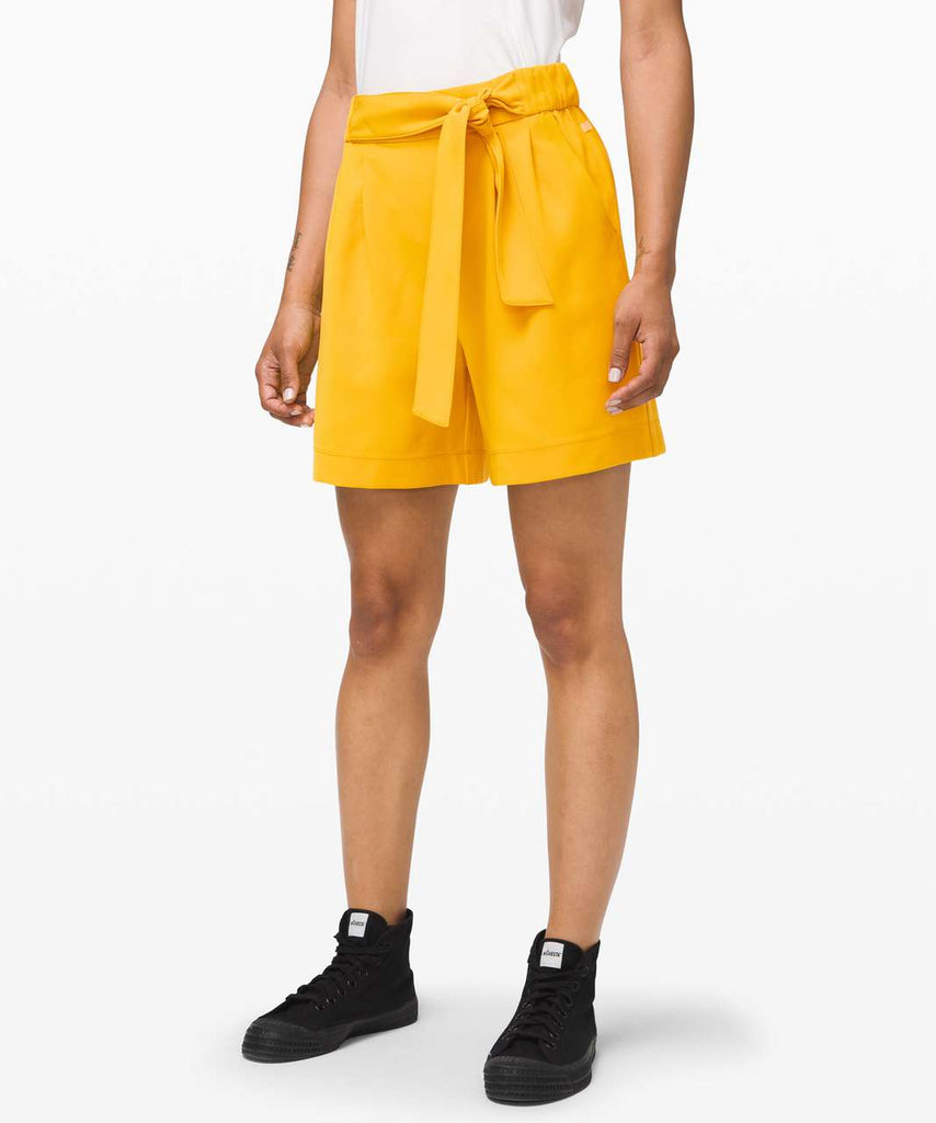 LULULEMON NOIR YELLOW SHORTS IN HONEYCOMB SIZE 0– WEARHOUSE CONSIGNMENT