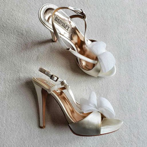 BADGLEY MISCHKA  XAVIER GOLD SATIN FORMAL HEELS TULLE BOW ACCENT SIZE 8.5