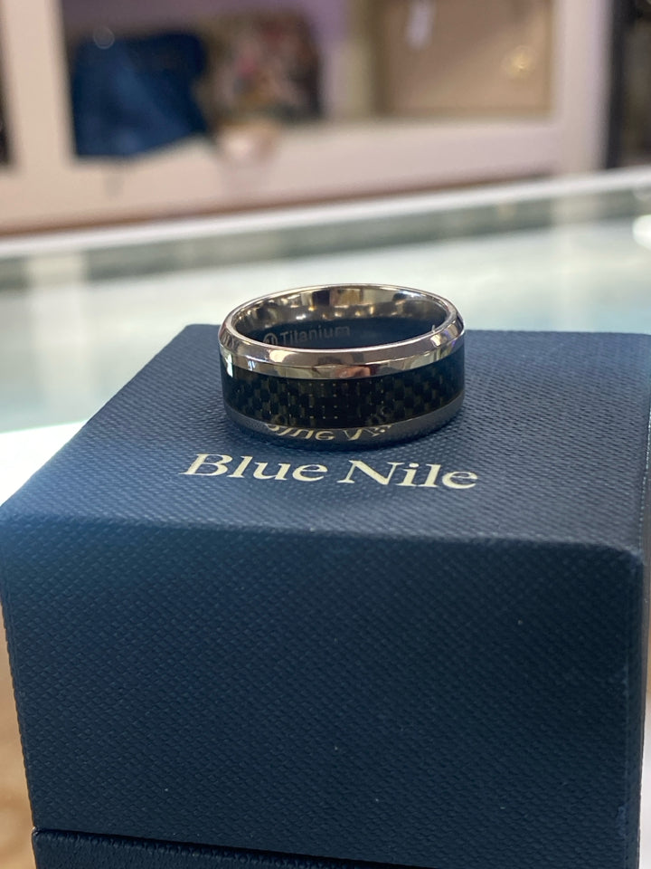 BLUE NILE TUNGSTEN CARBIDE BEVELED EDGE BLACK CARBON FIBER INLAY MEN'S RING 10