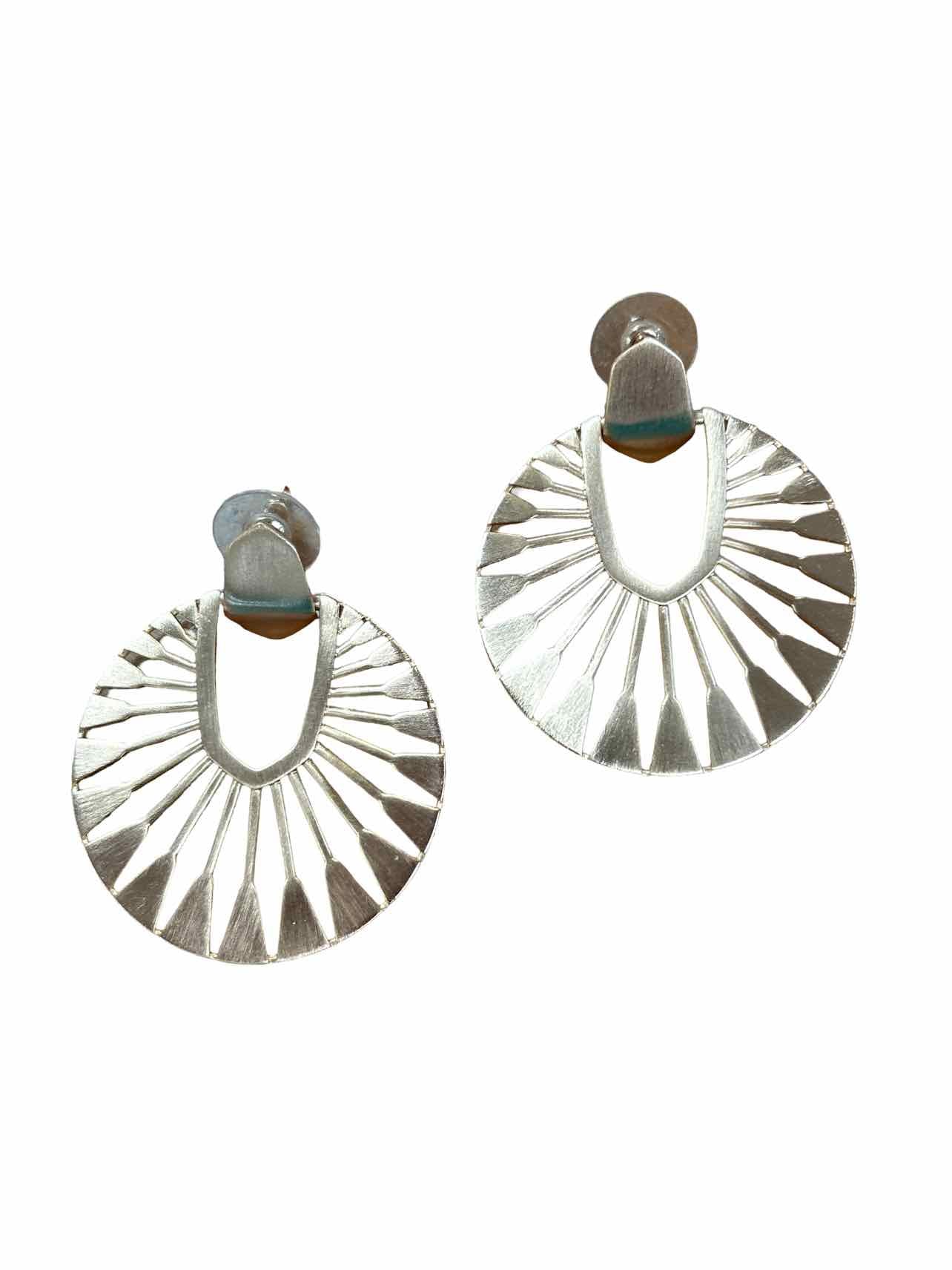 KENDRA SCOTT DIDI SUNBURST STATEMENT EARRINGS