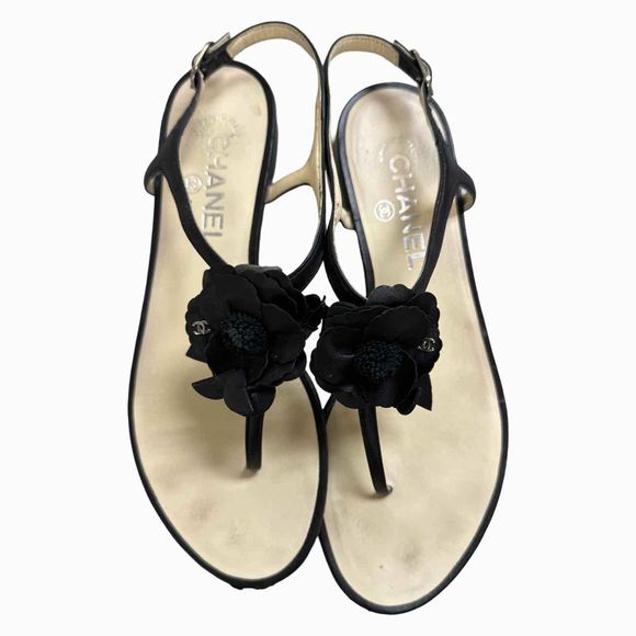 CHANEL LAMBSKIN LEATHER CAMELLIA FLOWER THONG BLACK/CREAM SANDALS SIZE 38