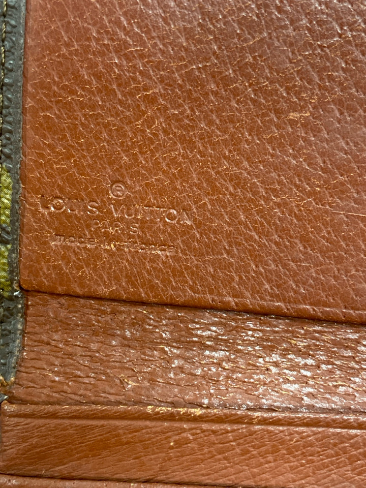 LOUIS VUITTON VINTAGE 1983 MONOGRAM CANVAS TRAVEL WALLET 833