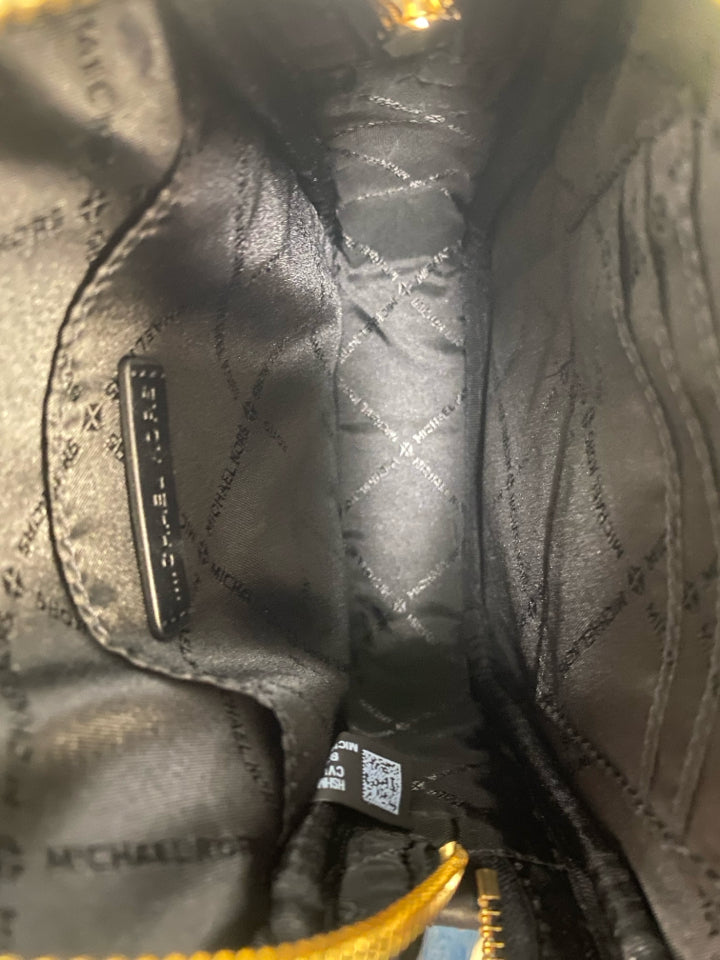 MICHAEL KORS JET SET TRAVEL MEDIUM PEBBLED LEATHER CROSSBODY BAG