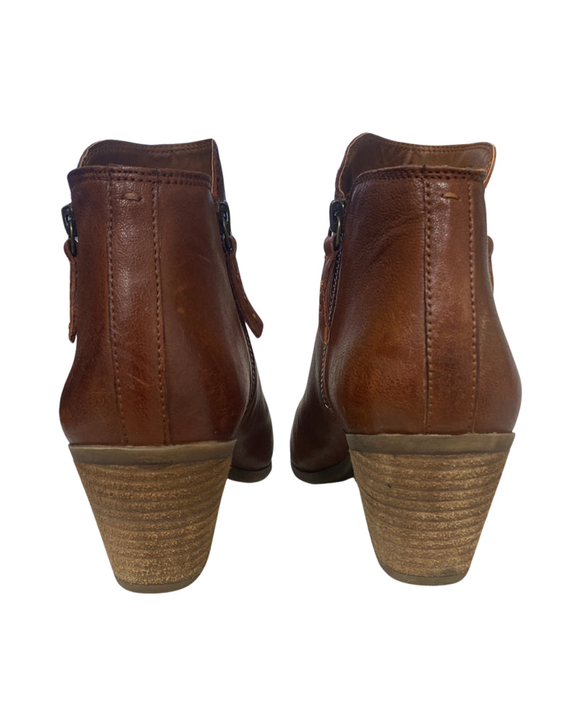 FRYE JUDITH BOOTIE IN CHESTNUT SIZE 9.5