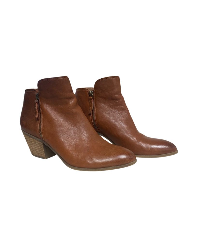 FRYE JUDITH BOOTIE IN CHESTNUT SIZE 9.5