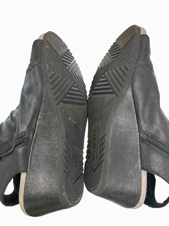 EARTH LEATHER PEEP-TO WEDGE HEELS SIZE: 10