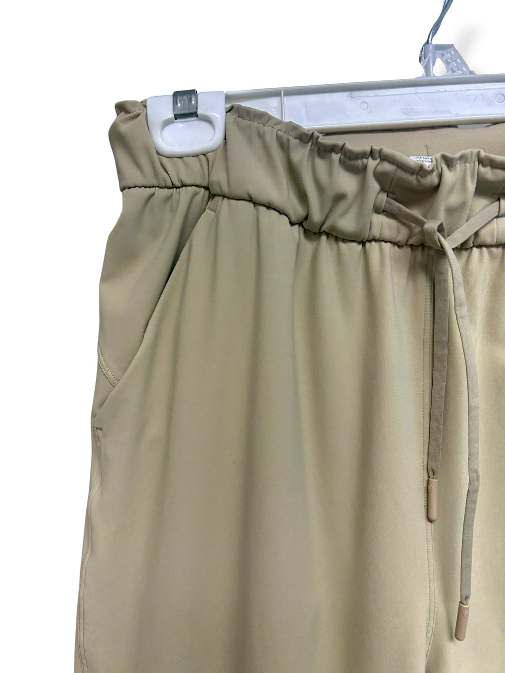 LULULEMON ON THE FLY TAN PULL ON 7/8 PANTS SIZE 6