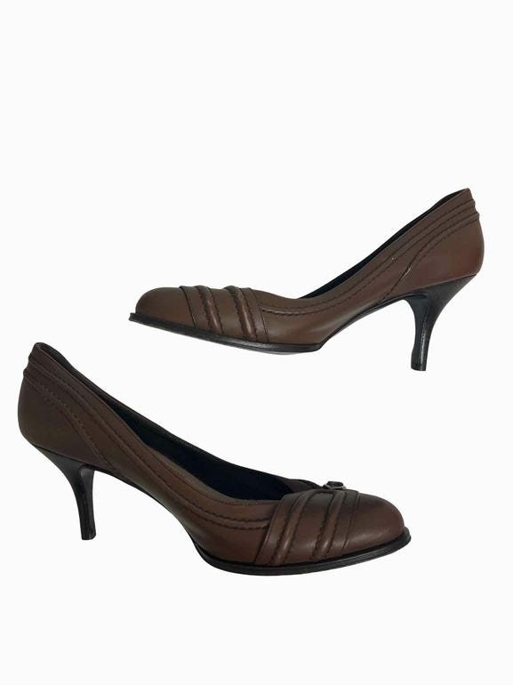 FERRAGAMO LEATHER BUCKLE TOE PUMP SIZE: 9