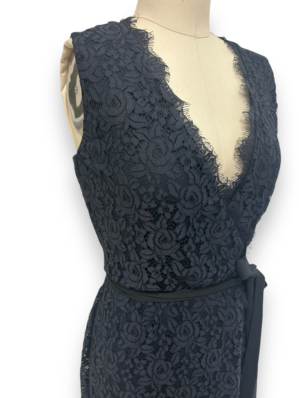 DVF JULIANNA BLACK LACE SLEEVELESS WRAP DRESS SIZE 8