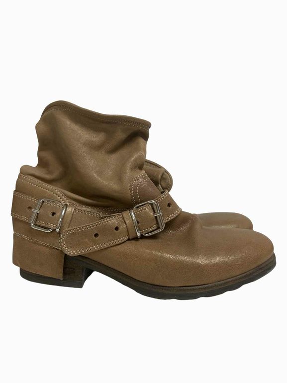 UGG Size COLLECTION ARIA LEATHER BOOT SIZE: 9.5