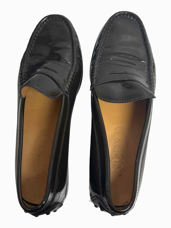 TODS PATENT LEATHER DRIVING LOAFER SIZE: 39.5