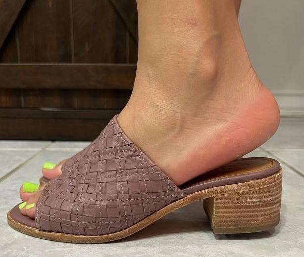 NEW WITH BOX FRYE CINDY WOVEN LILAC LEATHER MULES SIZE 6.5