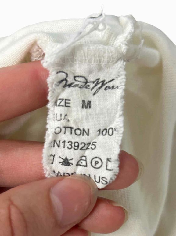 MADEWORN BEATLES LITTLE HELP FROM OUR FRIENDS DISTRESSED TSHIRT SIZE: M