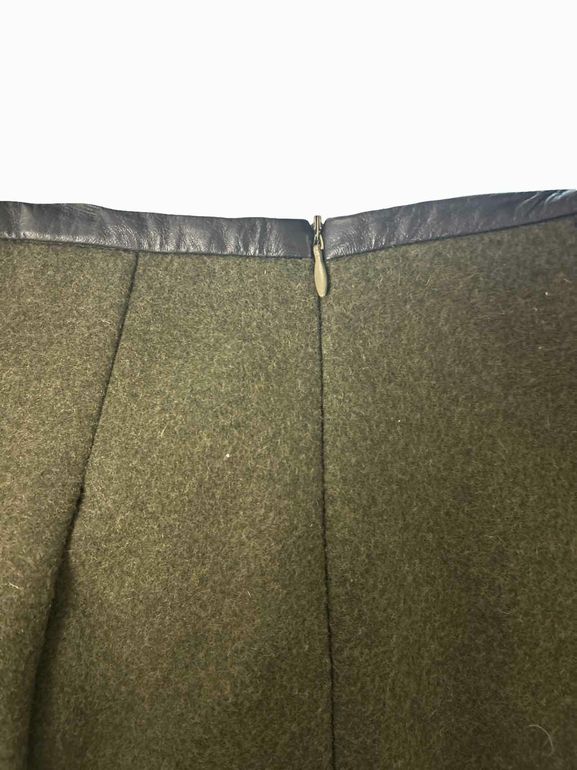 LAMB VIRGIN WOOL VINTAGE PLEAT LEATHER TRIMMED SKIRT SIZE: 2