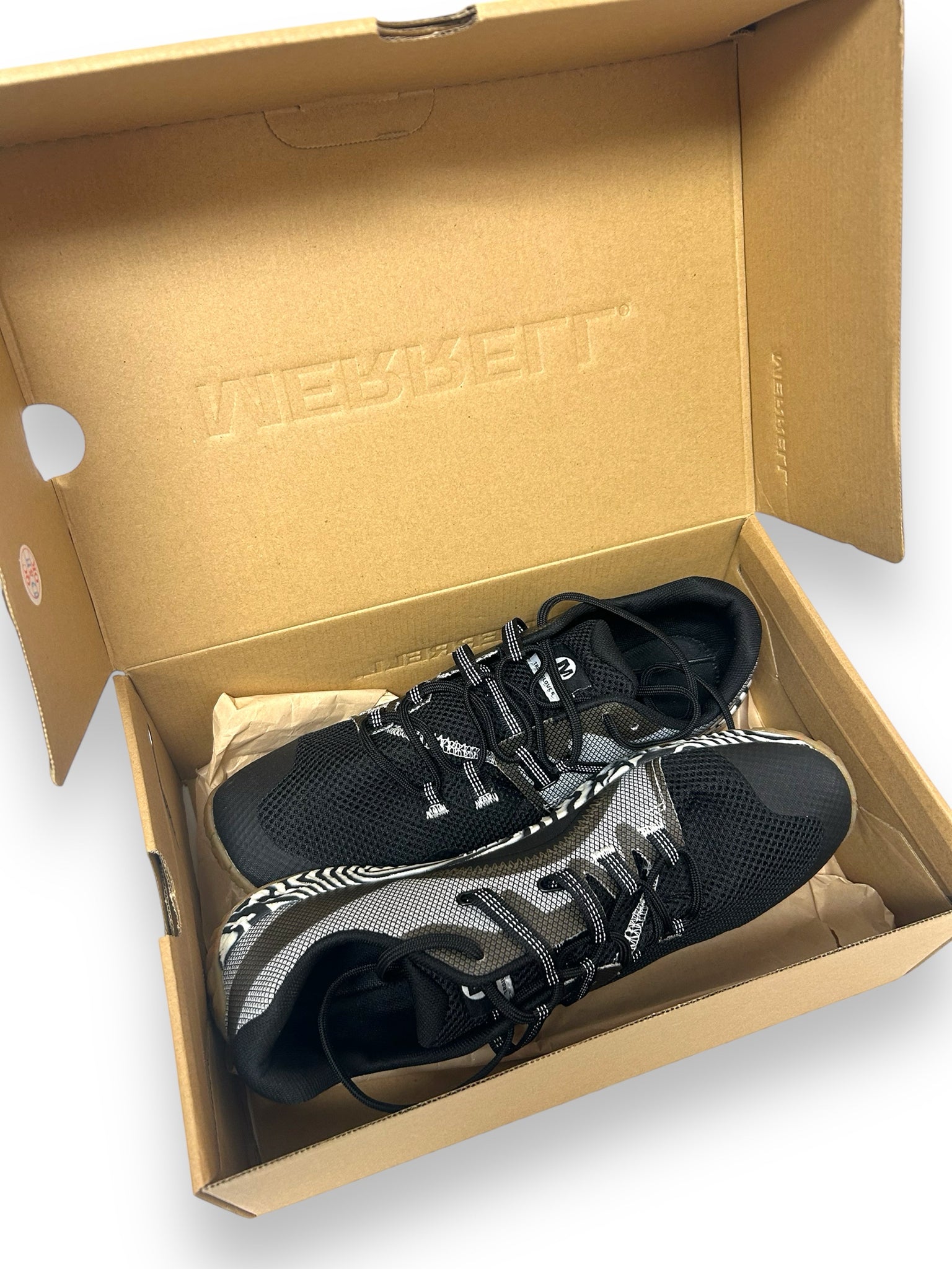 MERRELL NEW W/BOX: TRAIL GLOVE 6 HIKING BLACK WHITE SIZE 11