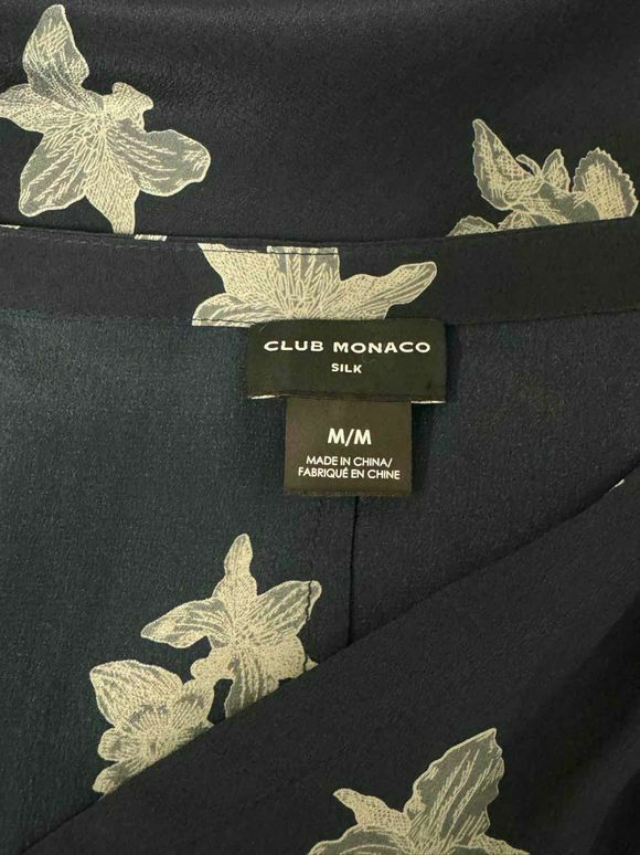 CLUB MONACO SILK BUTTON DETAIL NAVY FLORAL BLOUSE SIZE M