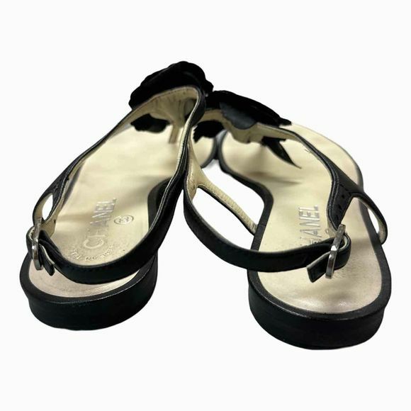 CHANEL LAMBSKIN LEATHER CAMELLIA FLOWER THONG BLACK/CREAM SANDALS SIZE 38