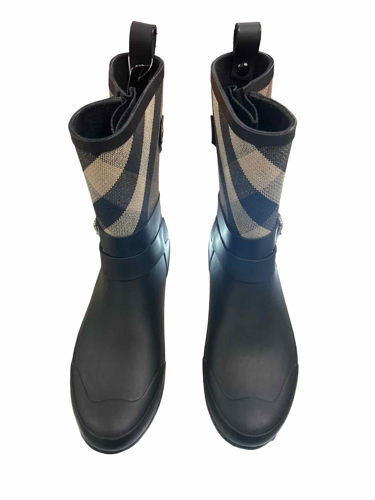 BURBERRY HOLLOWAY BUCKLE MATTE MID RAIN BOOT size: 38