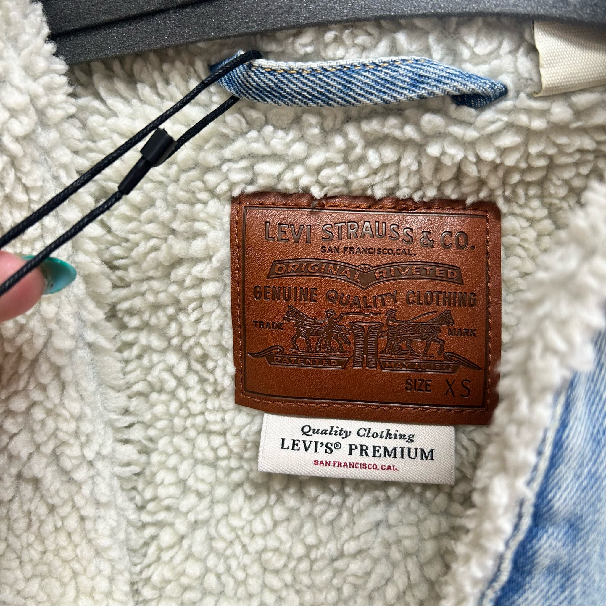 NWT LEVI'S SHERPA 90'S TRUCKER DENIM JACKET LIGHT WASH SIZE XS