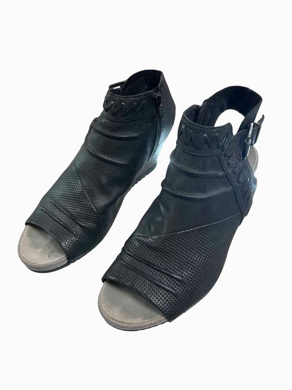 EARTH LEATHER PEEP-TO WEDGE HEELS SIZE: 10