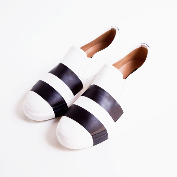 THE OFFICE OF ANGELA SCOTT SLIP ON SHOE WHITE BLACK STRIPE SIZE 39