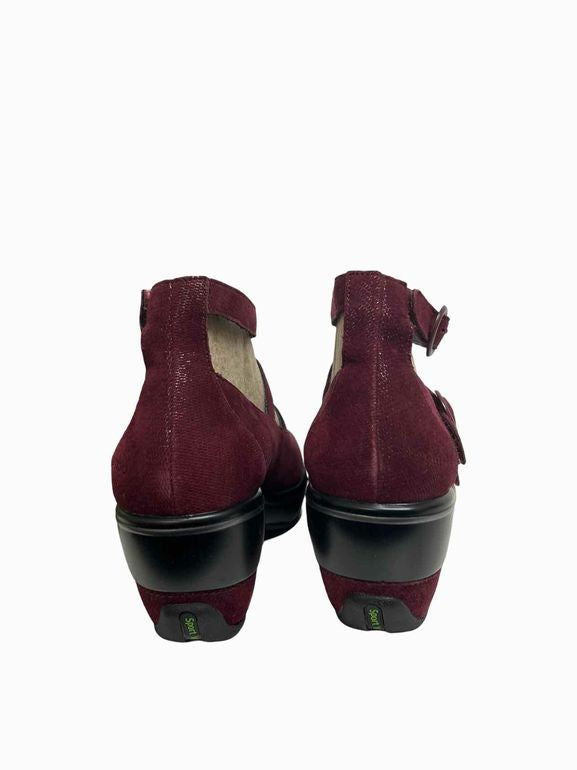 JAMBU NIB PENELOPE WEDGE IN WINE SHIMMER SIZE: 8.5