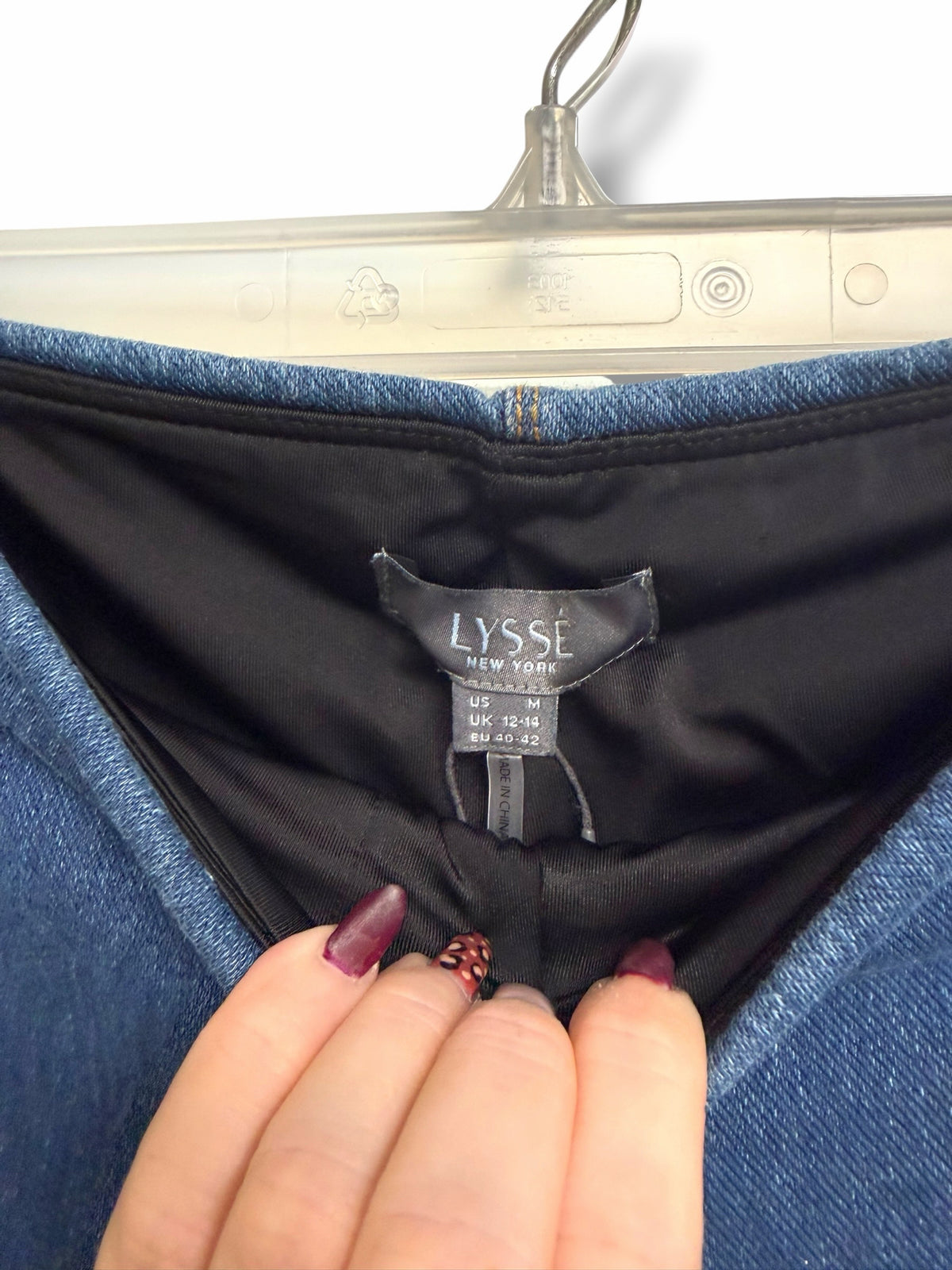 NWT LYSSE STRETCH SMOOTHING MID WASH TROUSER JEANS SIZE MEDIUM
