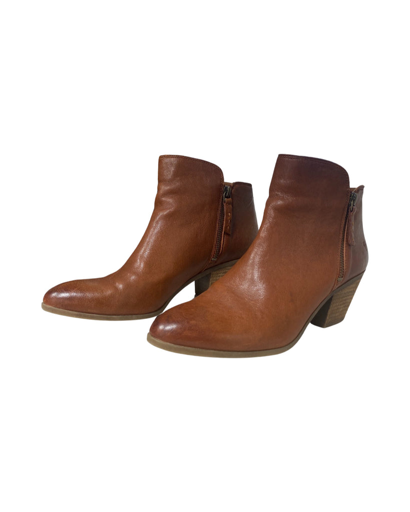 FRYE JUDITH BOOTIE IN CHESTNUT SIZE 9.5