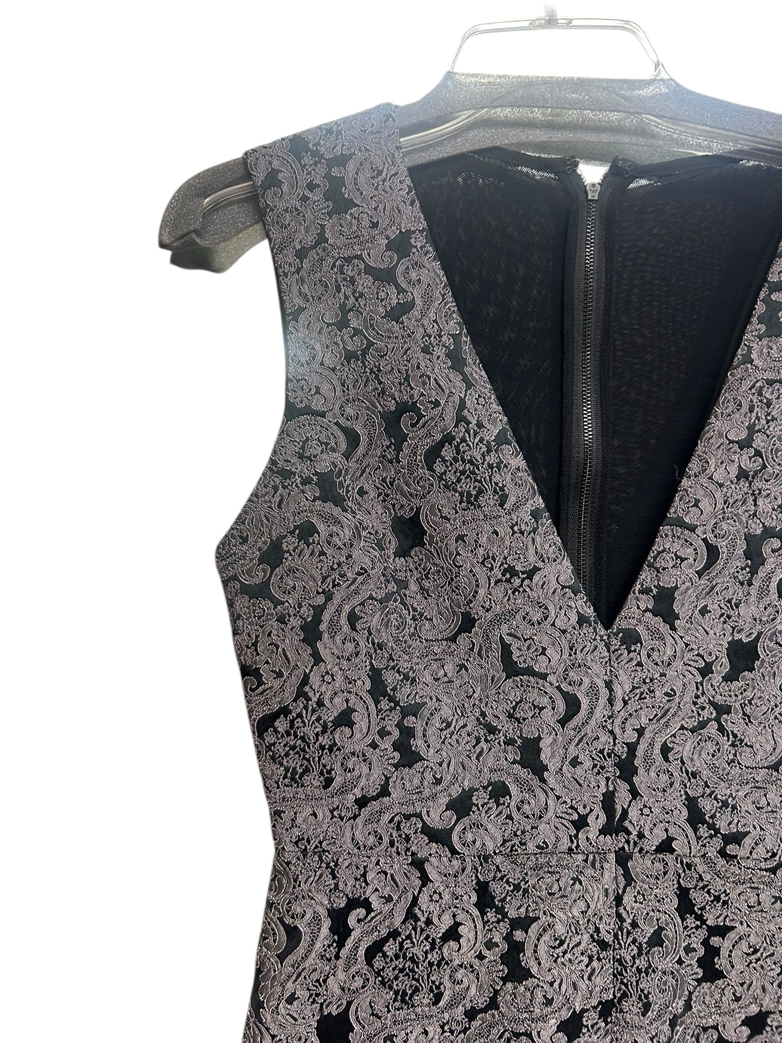 NWT ALICE & OLIVIA BAYLEE BROCADE V NECK SHEATH GRAY BLACK DRESS SIZE 8