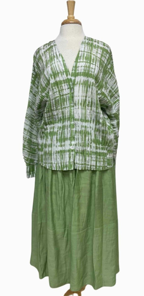 VINCE SILK CRINKLE DOUBLE V GREEN TOP AND  SKIRT SIZE L