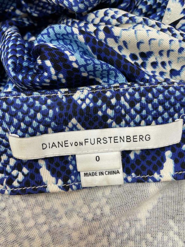 DIANE VON FURSTENBERG BLUE PYTHON SILK WRAP BLUE/WHITE DRESS SIZE 0